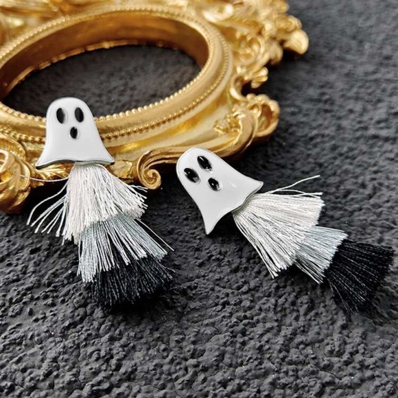Boo ladies pierced earring, tassel, white, gray black ghost character Halloween - Picture 2 of 5